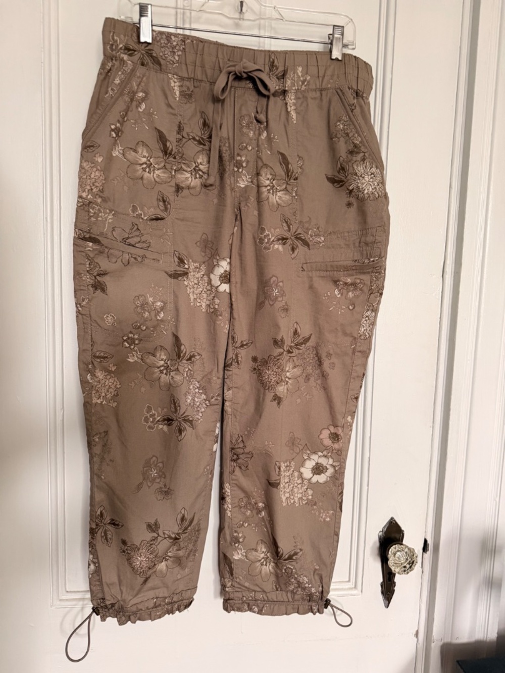 Democracy floral print cropped utility pants in a tan and cream size 10 - Picture 2 of 9